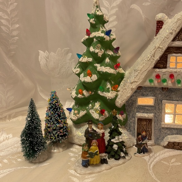 Vintage Ceramic Light up Christmas house with miniature Carolers Accessories. - Picture 5 of 11